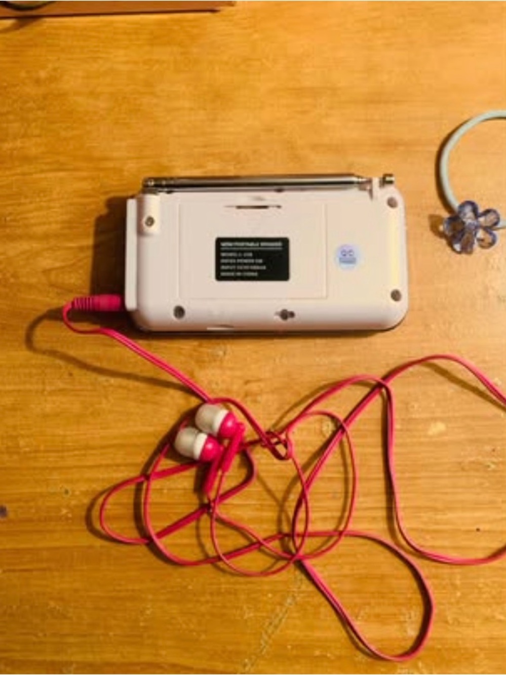 Compact White Portable MP3/AM-FM Player 🩷 - Picture 2 of 3
